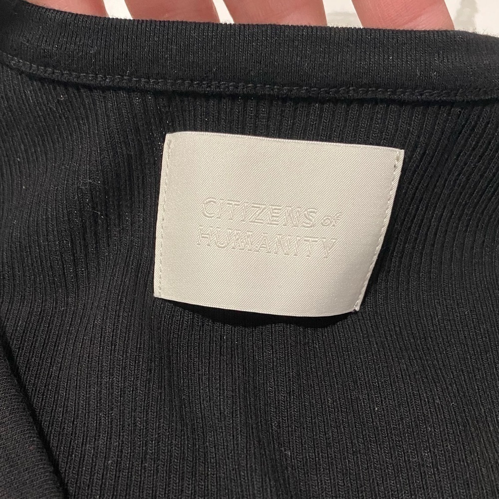 Citizens of Humanity black v-neck - Picture 5 of 11